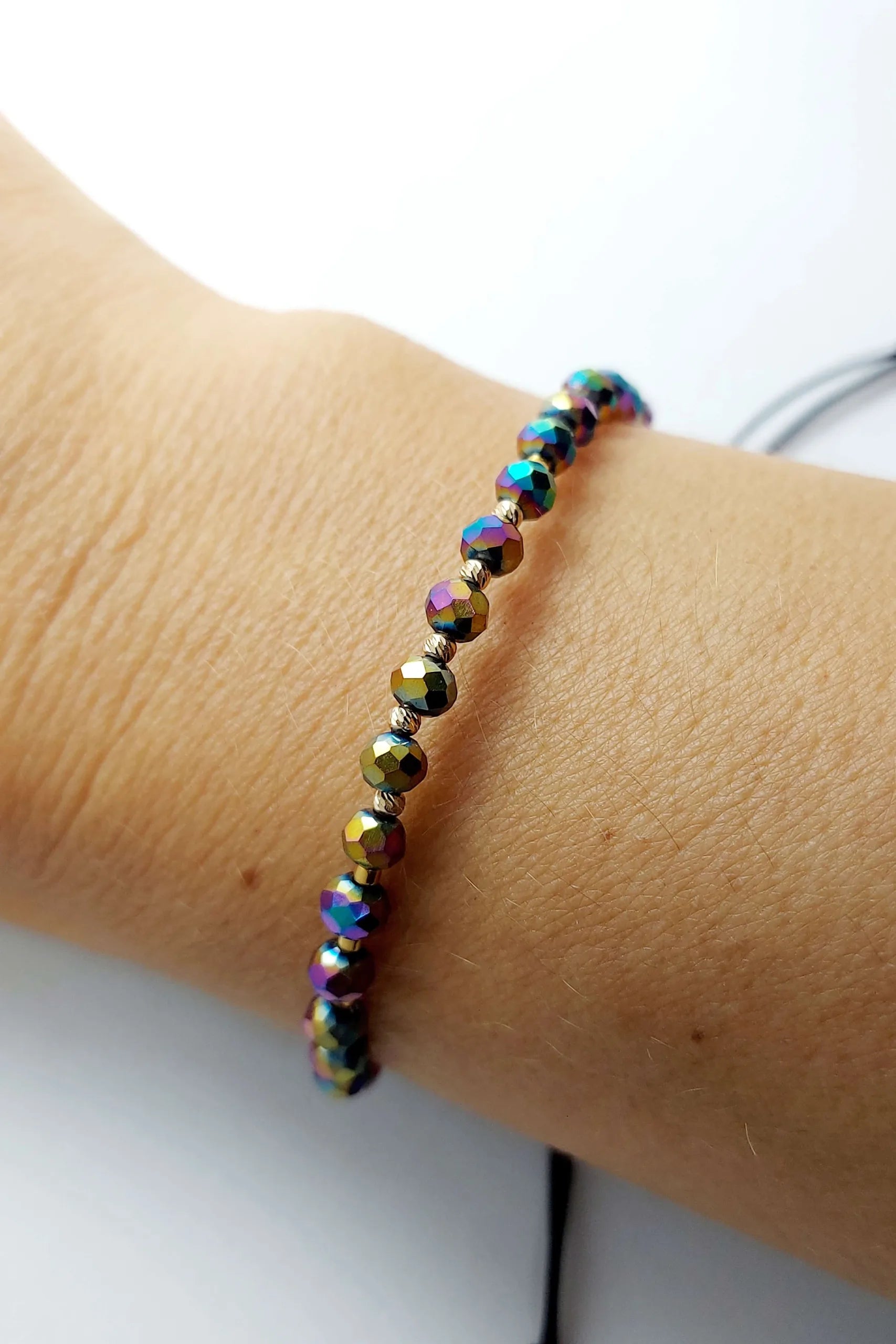 Bratara cu snur, cristale cameleon, 5 bilute striate 2mm din aur 14k si margele Myuki aurii,model