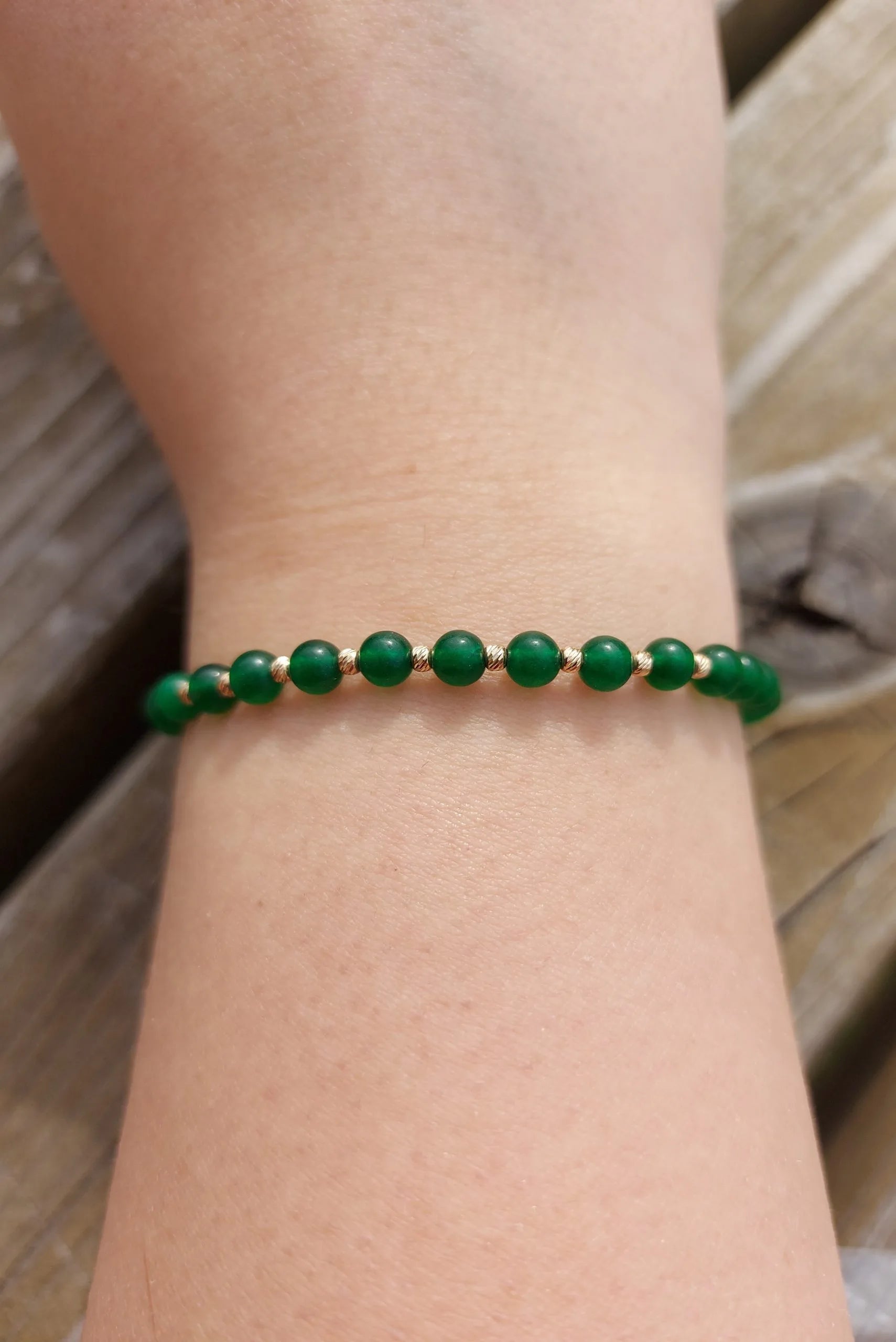 Bratara cu snur, 10 bilute striate 2mm din aur 14k, Jad Verde, mana