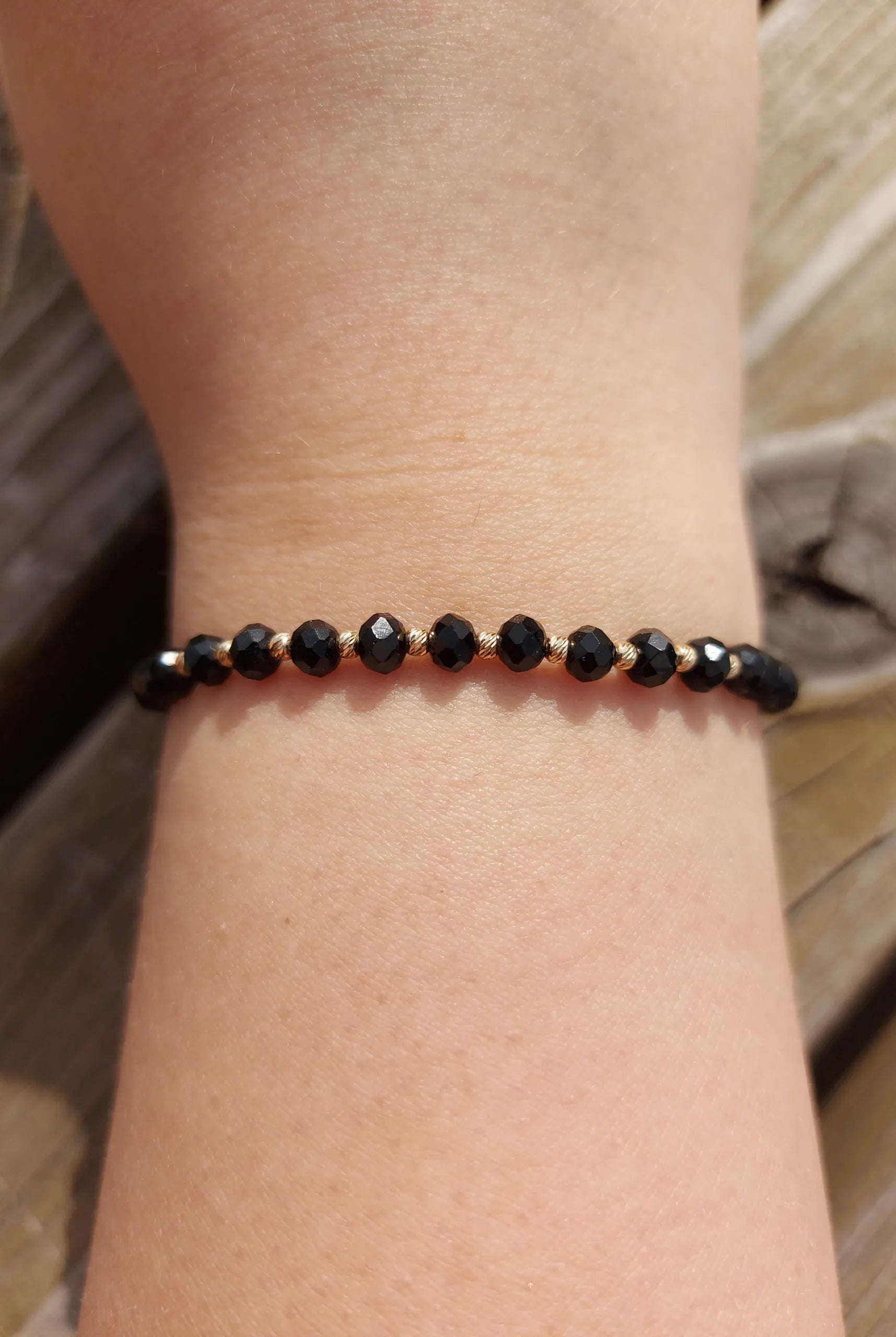 Bratara cu 10 bilute striate si cristale negre,model
