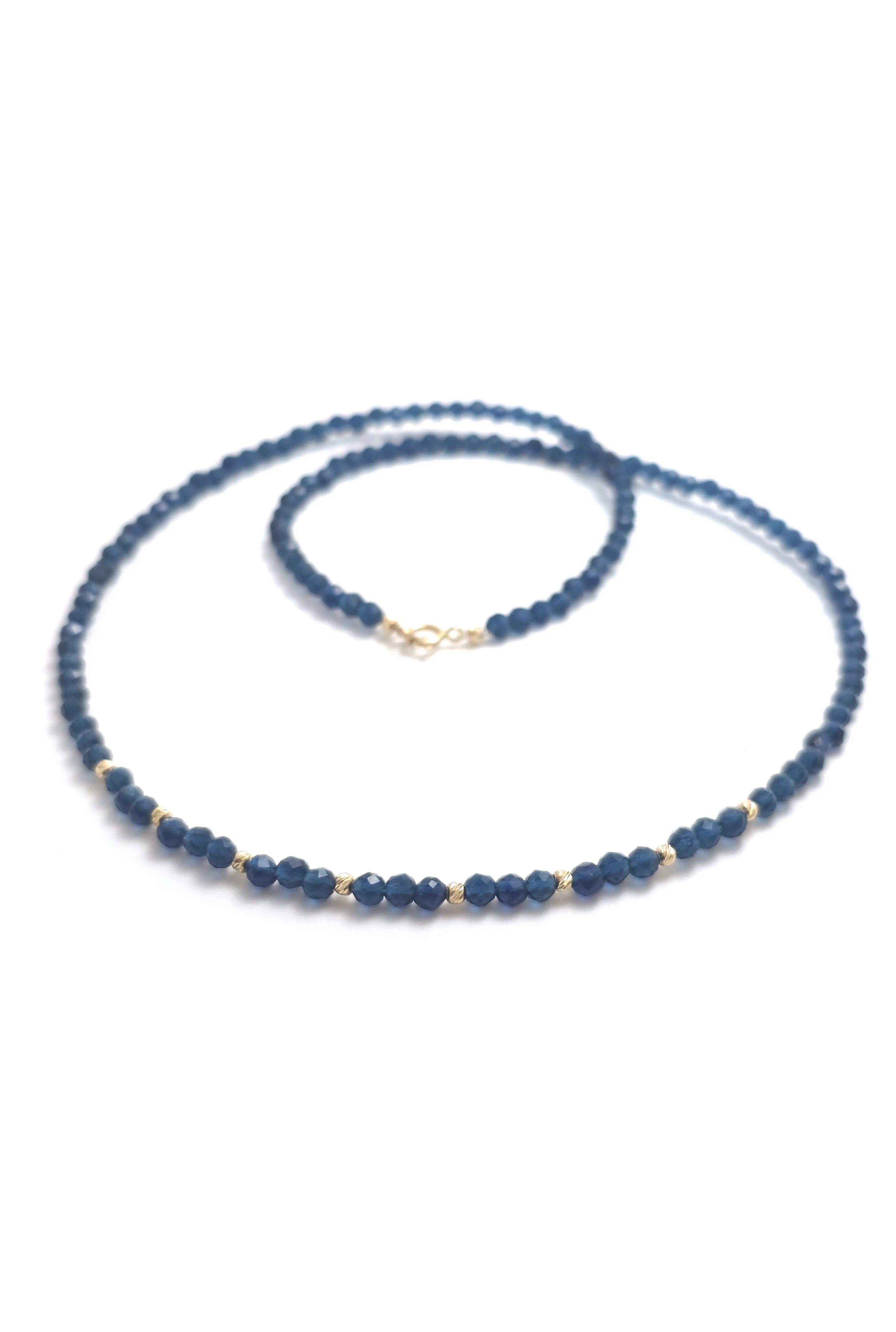 Colier cu cristale rotunde albastru închis și bile de aur de 14k de 2mm, lungime 40 cm