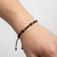 bratara cu bilute din aur cristale negre 3mm si onix dreptunghiular mana femeie