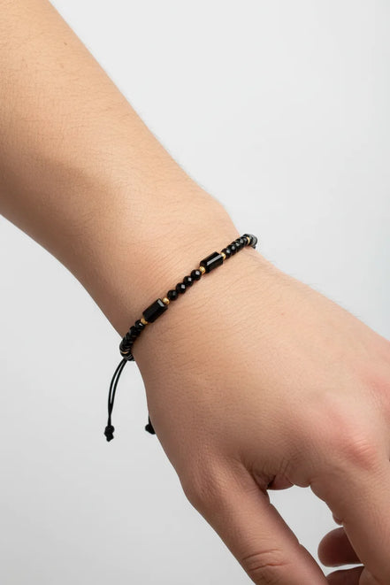 bratara cu bilute din aur cristale negre 3mm si onix dreptunghiular mana femeie