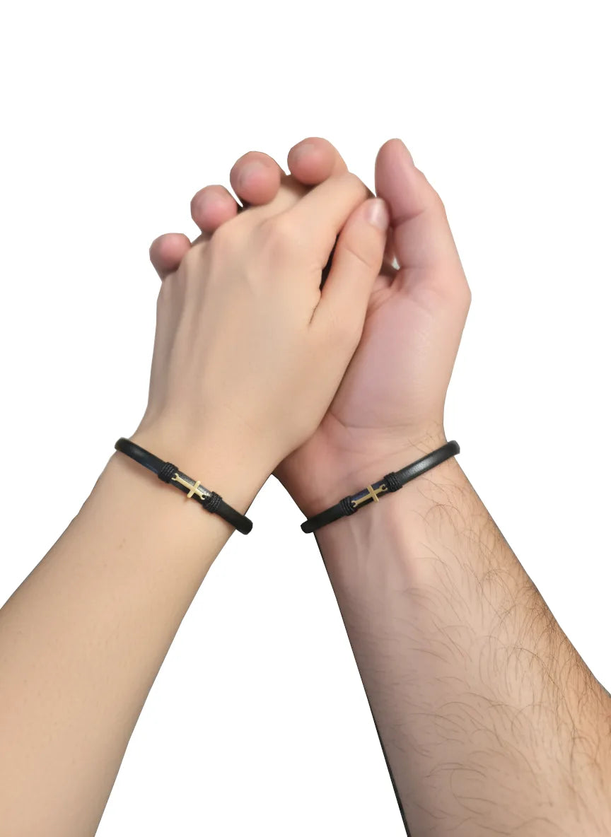 Bratara din piele naturala neagra ingusta si cruciulita din aur de 14k