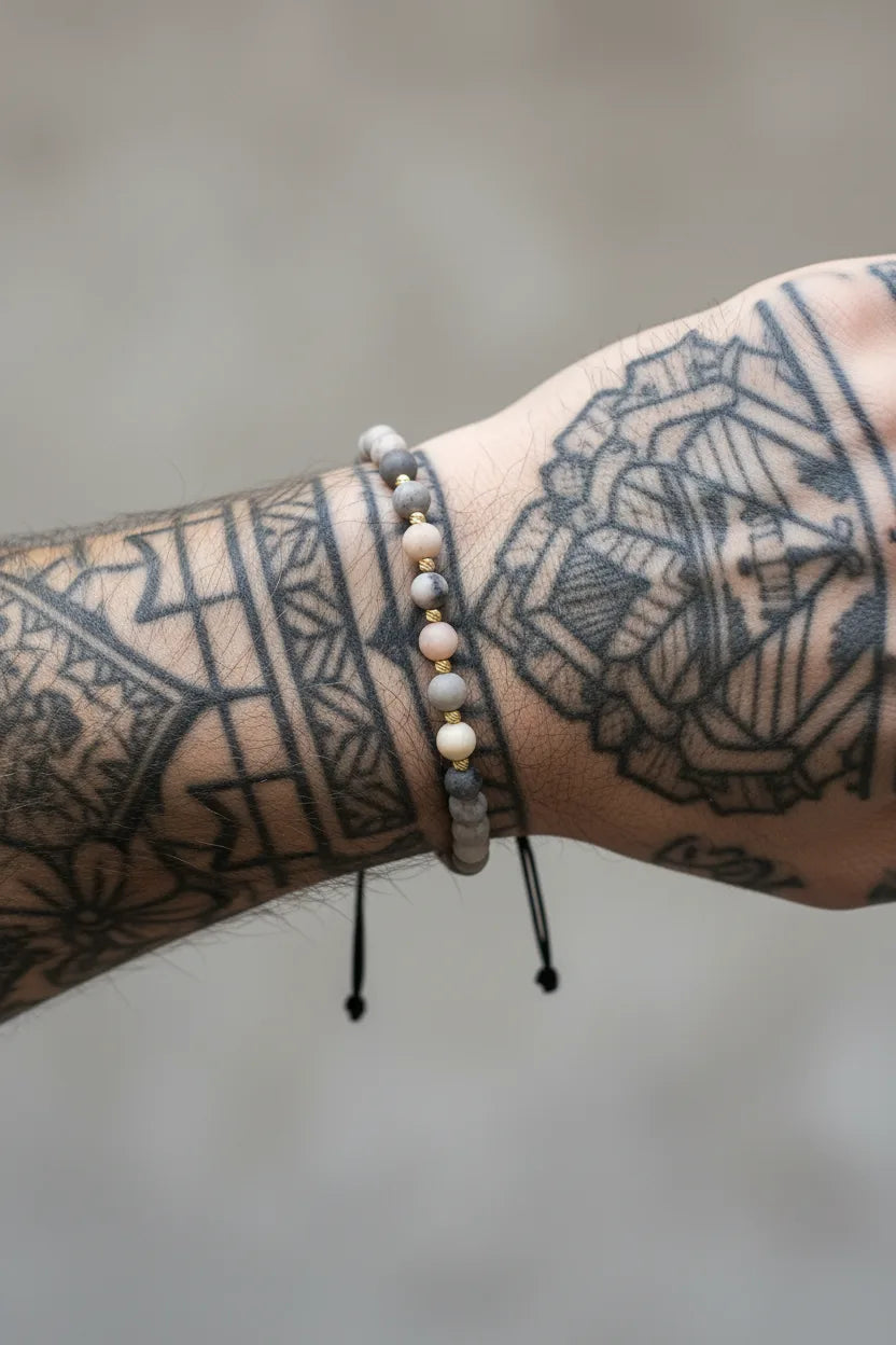 Brățară cu 10 biluțe striate de 2mm din aur 14k și Zasp Zebra Roz-Gri Mat mana