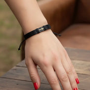 Bratara din piele naturala neagra lata si cruce din aur de 14k, mana femeie