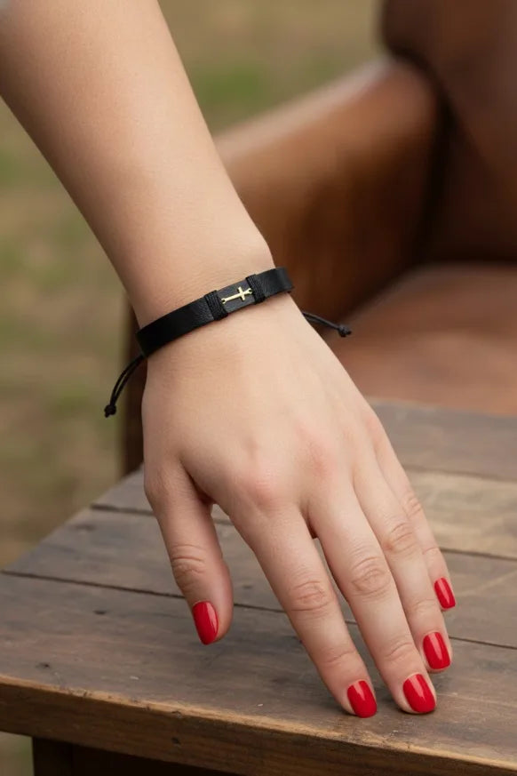 Bratara din piele naturala neagra lata si cruce din aur de 14k, mana femeie