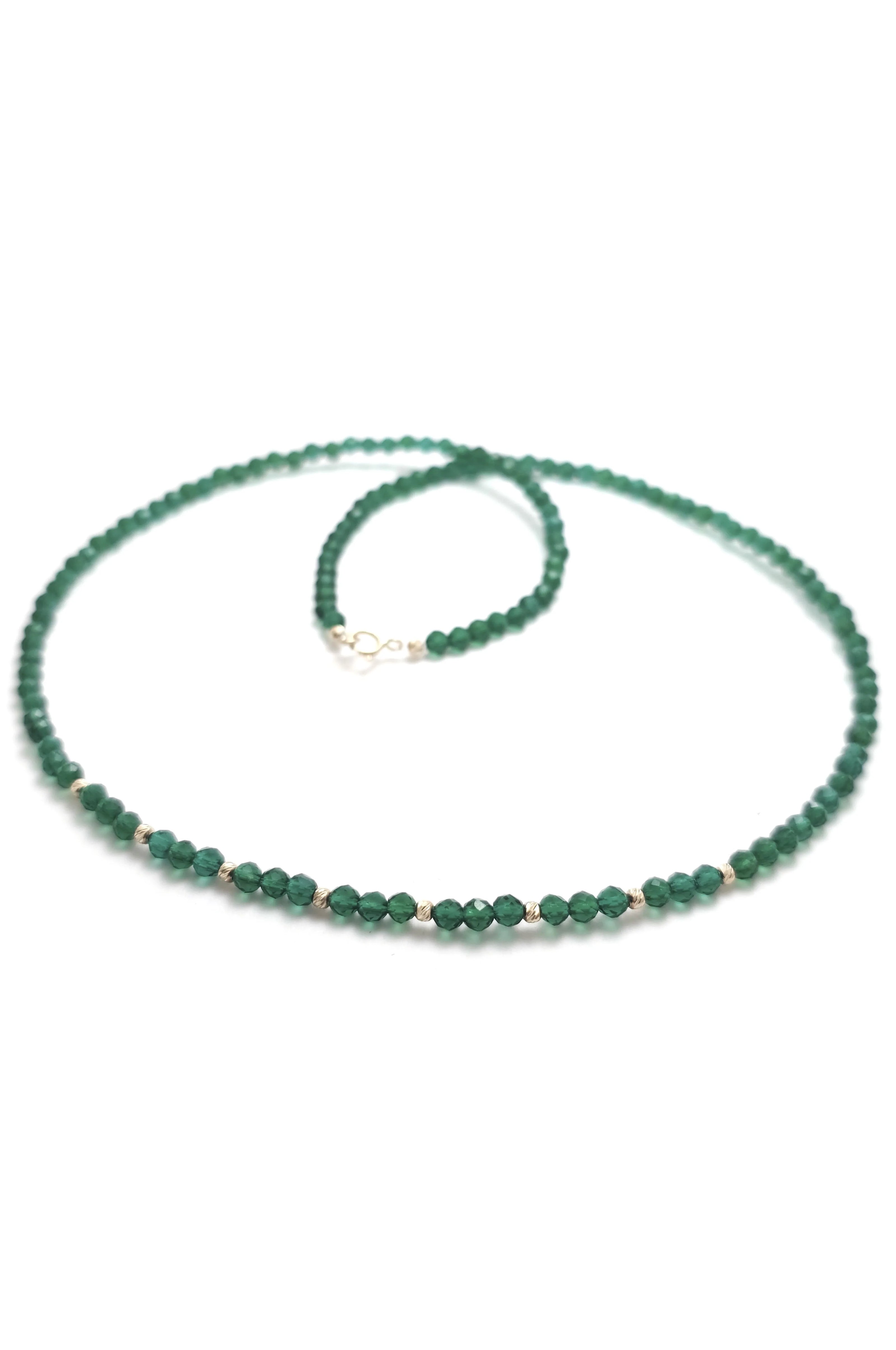 Colier cu cristale rotunde verde smarald și bile de aur de 14k de 2mm, lungime 40 cm