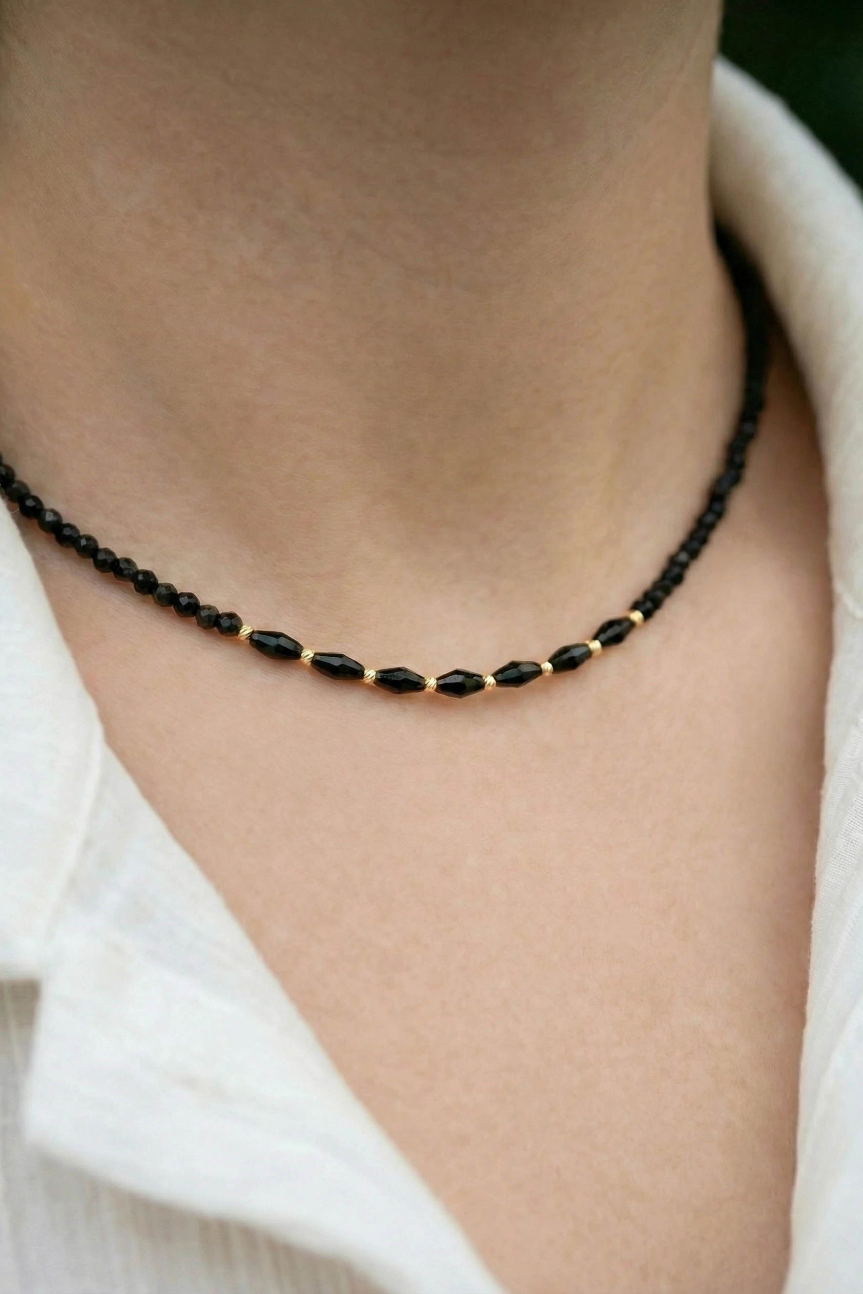 Colier cu cristale rotunde și ovale negre combinate și bile de aur de 14k de 2mm, lungime 40 cm