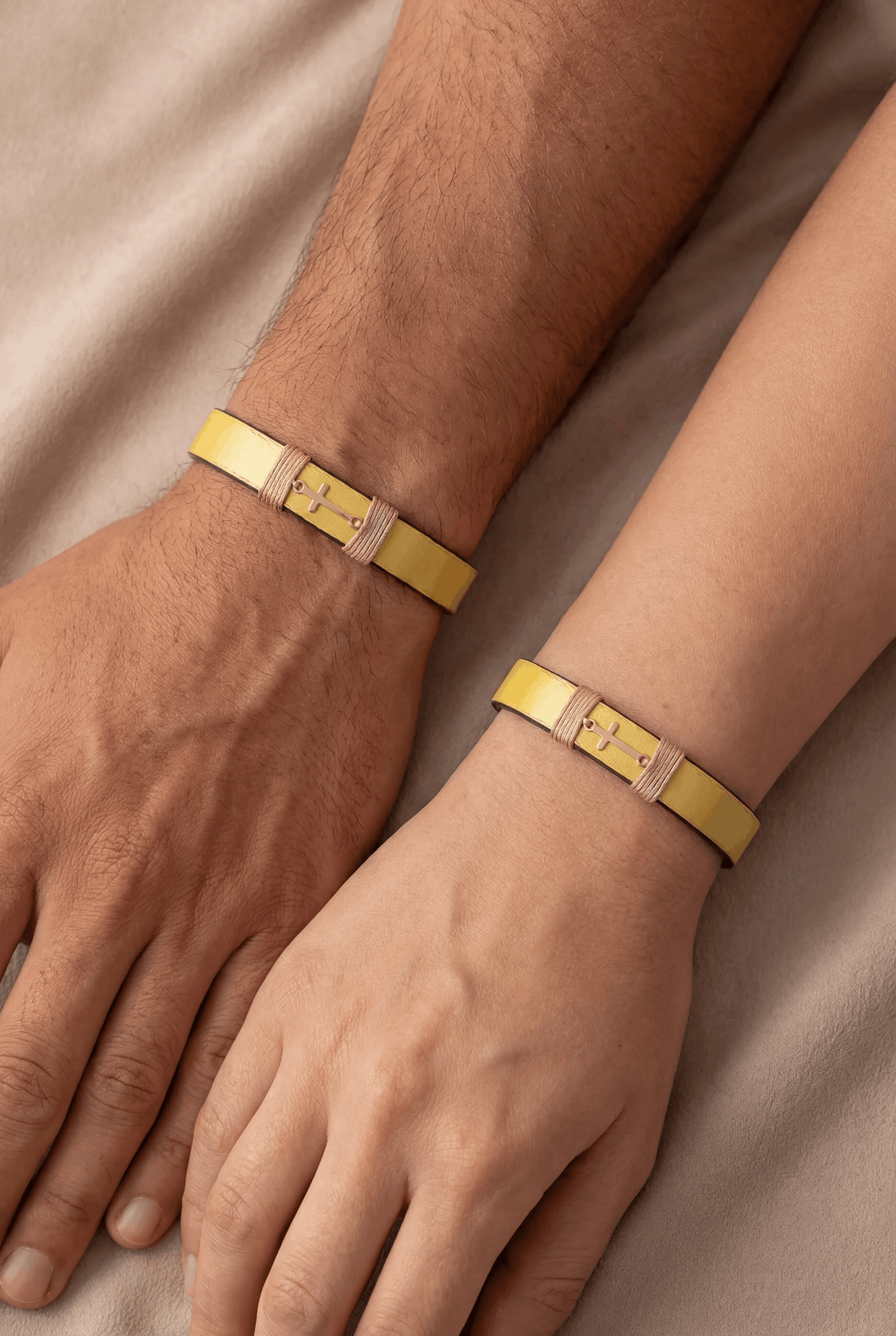 Bratara din piele naturala aurie lata si cruciulita din aur de 14k