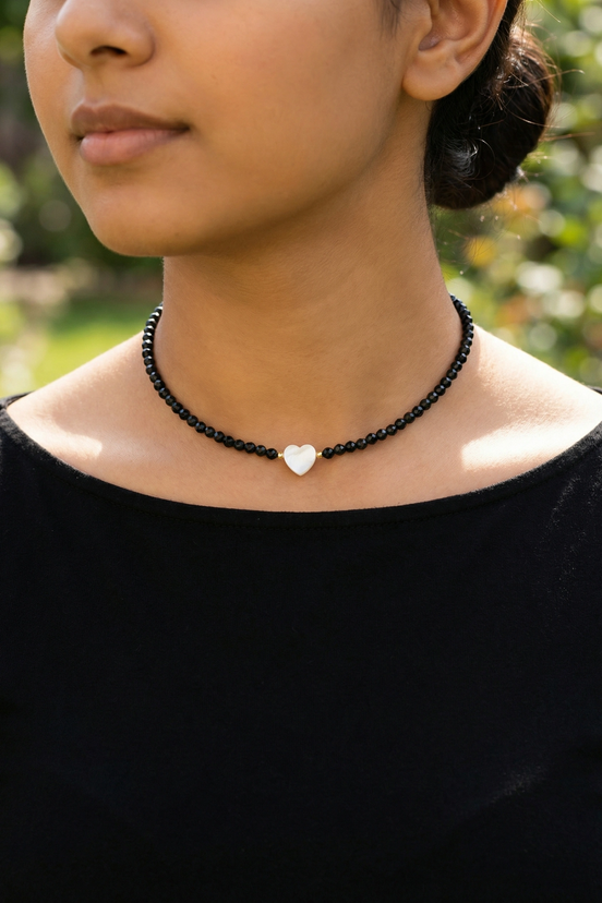 Colier cu cristale negre,4 biluțe(2mm) și închidere de aur de 14k