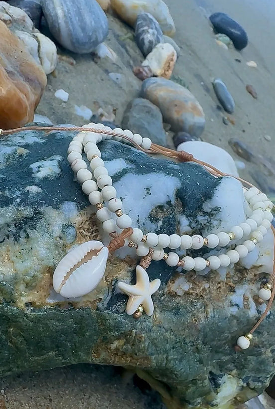 Brățară de picior cu 4 bilute din aur 14kt cu piatră Howlite cristal și talisman Steluta de Mare si scoica