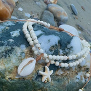 Brățară de picior cu 4 bilute din aur 14kt cu piatră Howlite cristal și talisman Steluta de Mare si scoica