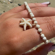 Brățară de picior cu 4 bilute din aur 14kt cu piatră Howlite cristal și talisman Steluta de Mare si scoica