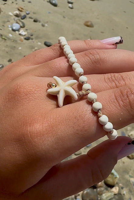 Brățară de picior cu 4 bilute din aur 14kt cu piatră Howlite cristal și talisman Steluta de Mare si scoica