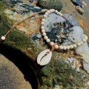 Brățară de picior cu 4 bilute din aur 14kt cu piatră Howlite cristal și talisman Scoica de Mare piatra