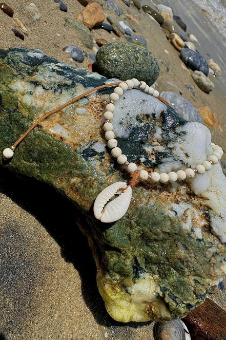 Brățară de picior cu 4 bilute din aur 14kt cu piatră Howlite cristal și talisman Scoica de Mare piatra