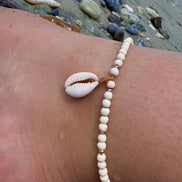 Brățară de picior cu 4 bilute din aur 14kt cu piatră Howlite cristal și talisman Scoica de Mare