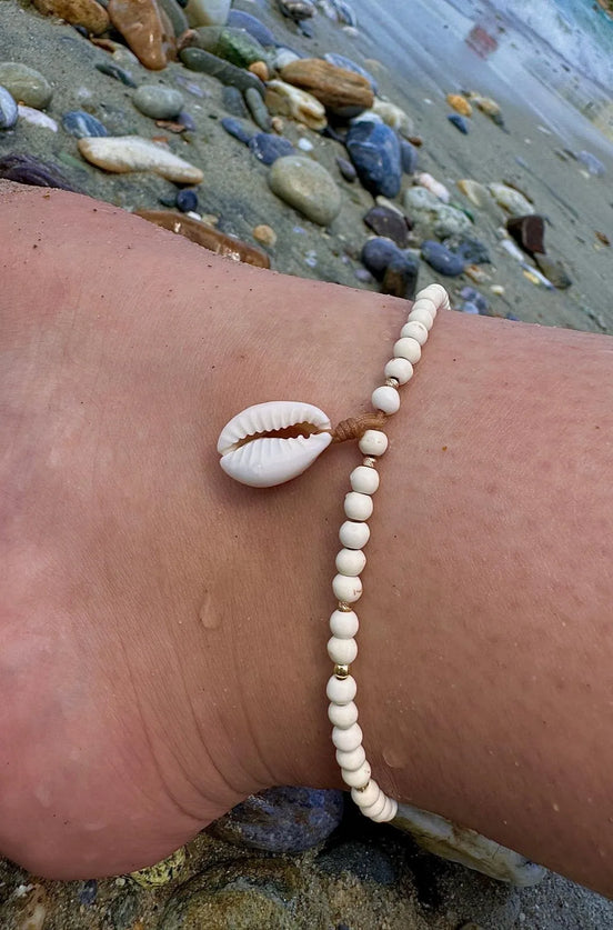 Brățară de picior cu 4 bilute din aur 14kt cu piatră Howlite cristal și talisman Scoica de Mare